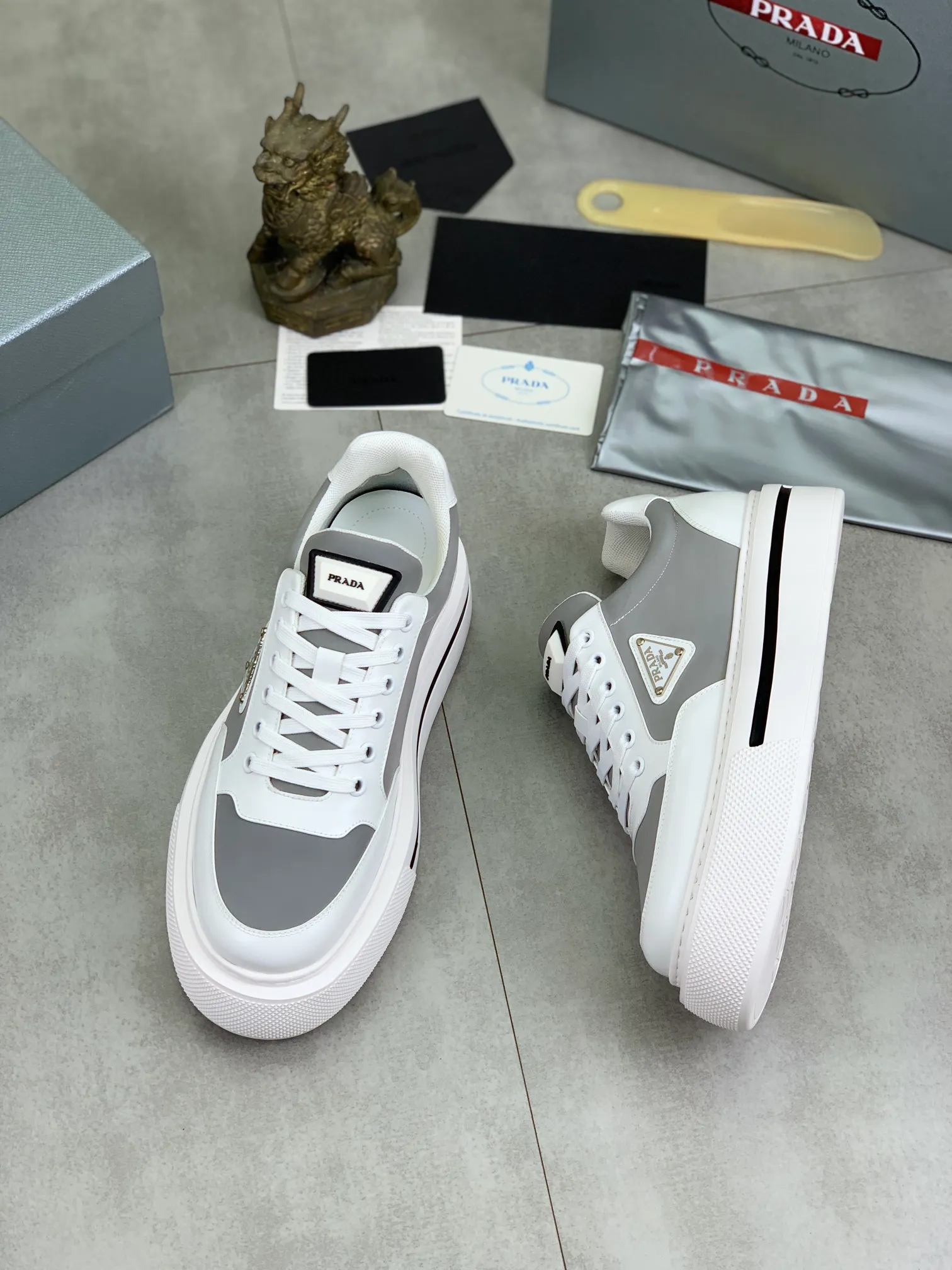 Men's shoes 💰P580 new (higher version) new models are available at PRADA counters simultaneously, new men's shoes, 😘 fabrics are selected from original calfskin. First layer of imported silk cowhide lining. The original version is awesome! 👍🏿Original open-molded non-slip PU outsole, with exquisite lines, simple and elegant, super comfortable and classy on foot, suitable for leisure travel. Code number: 38 to 44 (45 customized) 4️⃣ colors available